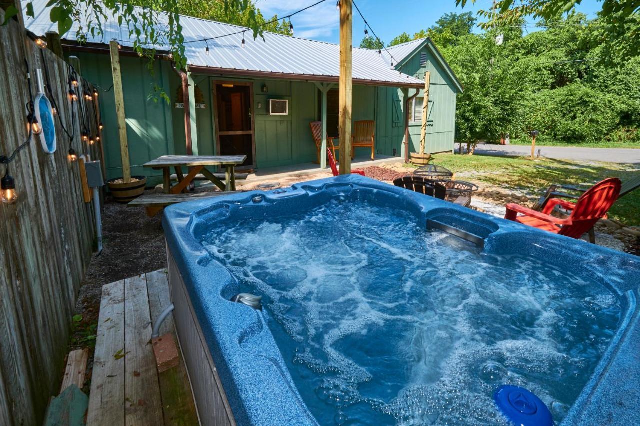 Steps From Downtown Pigeon Forge Parkway + Private Hottub And Firepit - Wifi - Firefly Bungalows Exterior photo