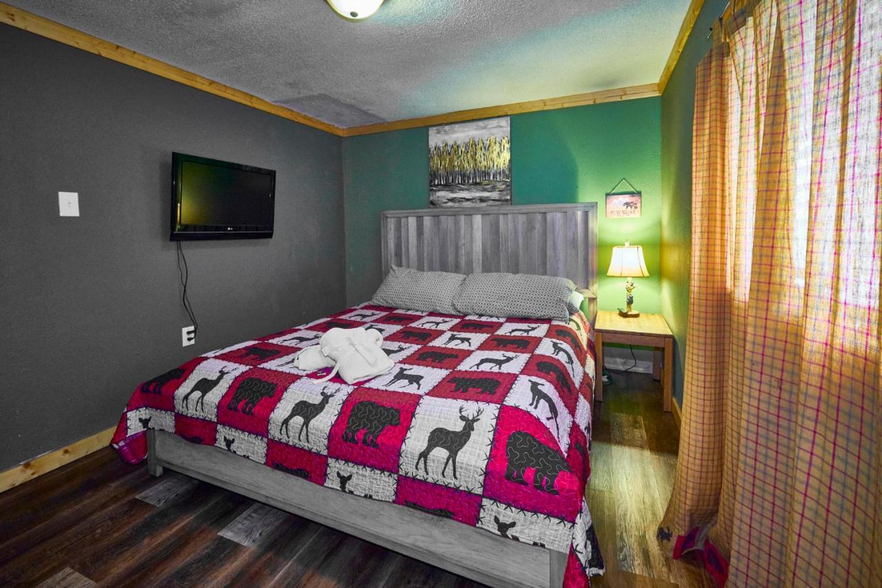Steps From Downtown Pigeon Forge Parkway + Private Hottub And Firepit - Wifi - Firefly Bungalows Exterior photo