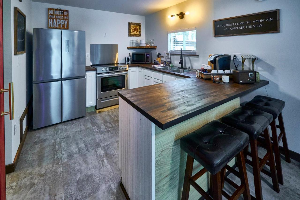 Steps From Downtown Pigeon Forge Parkway + Private Hottub And Firepit - Wifi - Firefly Bungalows Exterior photo