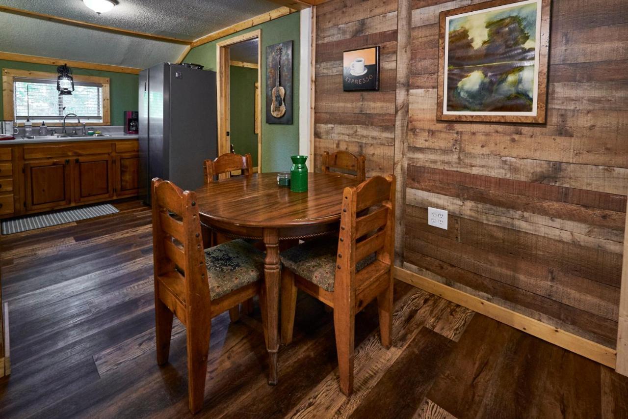 Steps From Downtown Pigeon Forge Parkway + Private Hottub And Firepit - Wifi - Firefly Bungalows Exterior photo