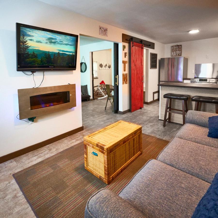Steps From Downtown Pigeon Forge Parkway + Private Hottub And Firepit - Wifi - Firefly Bungalows Exterior photo