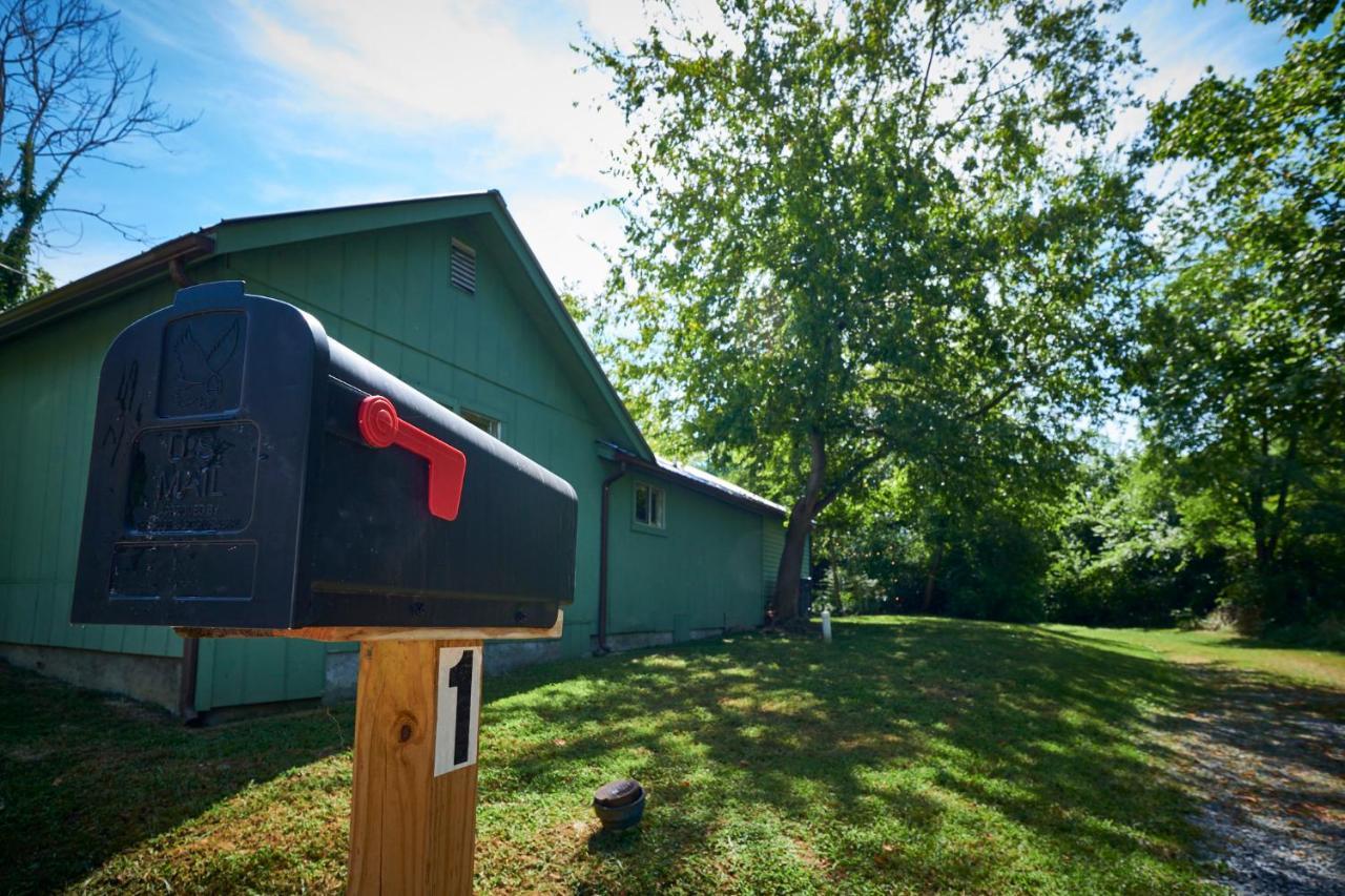 Steps From Downtown Pigeon Forge Parkway + Private Hottub And Firepit - Wifi - Firefly Bungalows Exterior photo