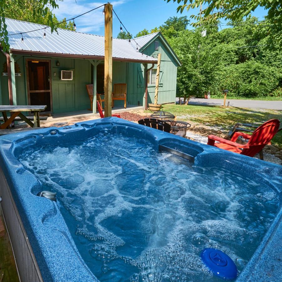 Steps From Downtown Pigeon Forge Parkway + Private Hottub And Firepit - Wifi - Firefly Bungalows Exterior photo