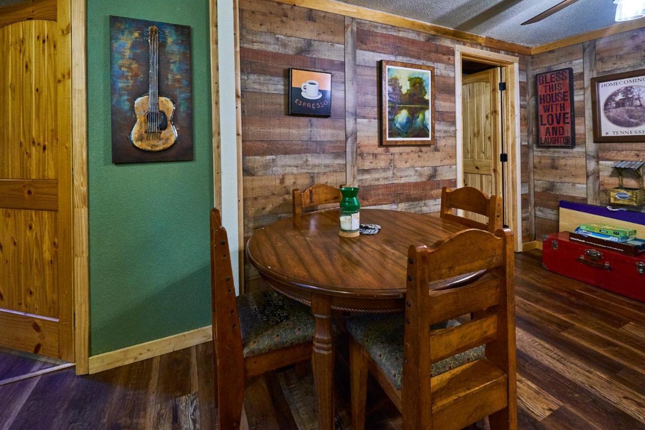 Steps From Downtown Pigeon Forge Parkway + Private Hottub And Firepit - Wifi - Firefly Bungalows Exterior photo
